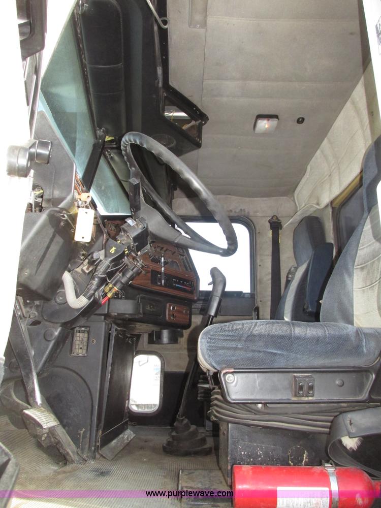 image for item G9877 2000 Freightliner FLD dump truck