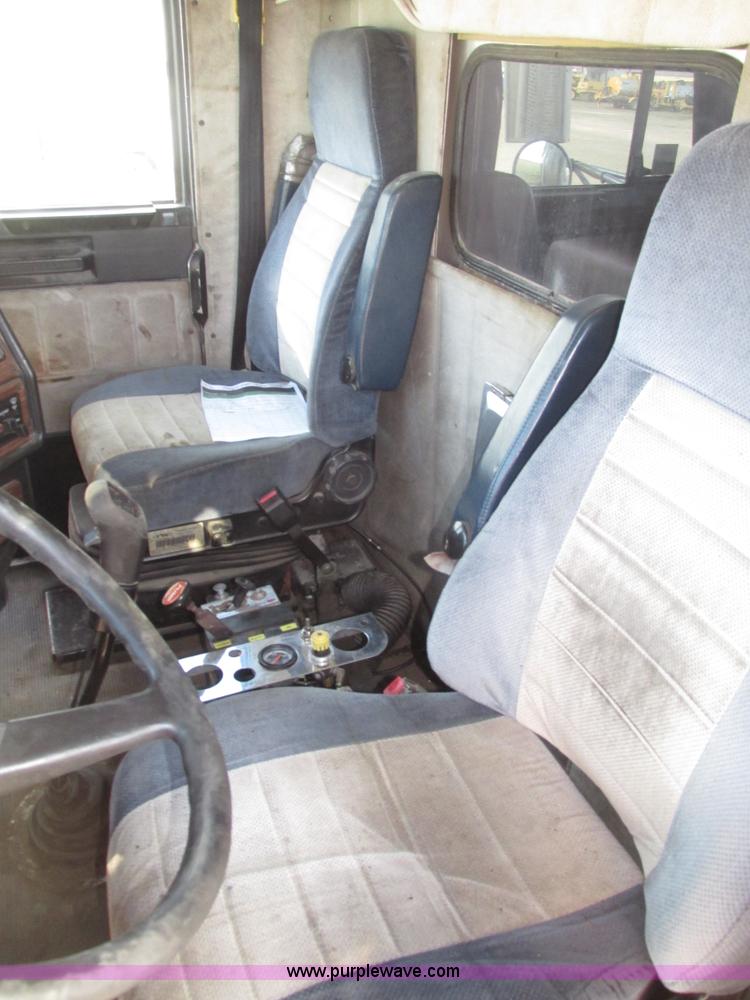 image for item G9877 2000 Freightliner FLD dump truck