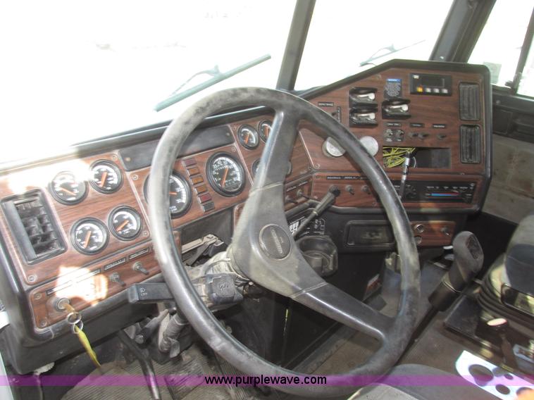 image for item G9877 2000 Freightliner FLD dump truck