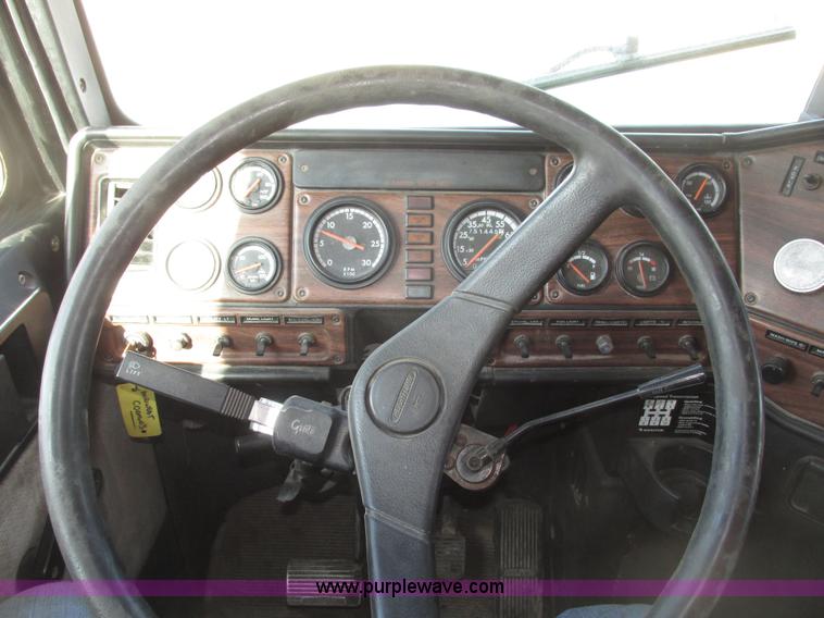 image for item G9877 2000 Freightliner FLD dump truck