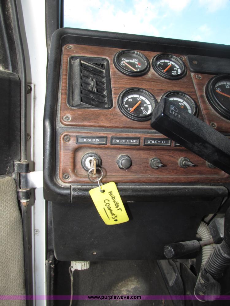 image for item G9877 2000 Freightliner FLD dump truck