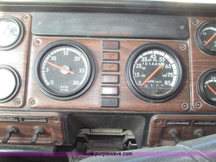 image for item G9877 2000 Freightliner FLD dump truck