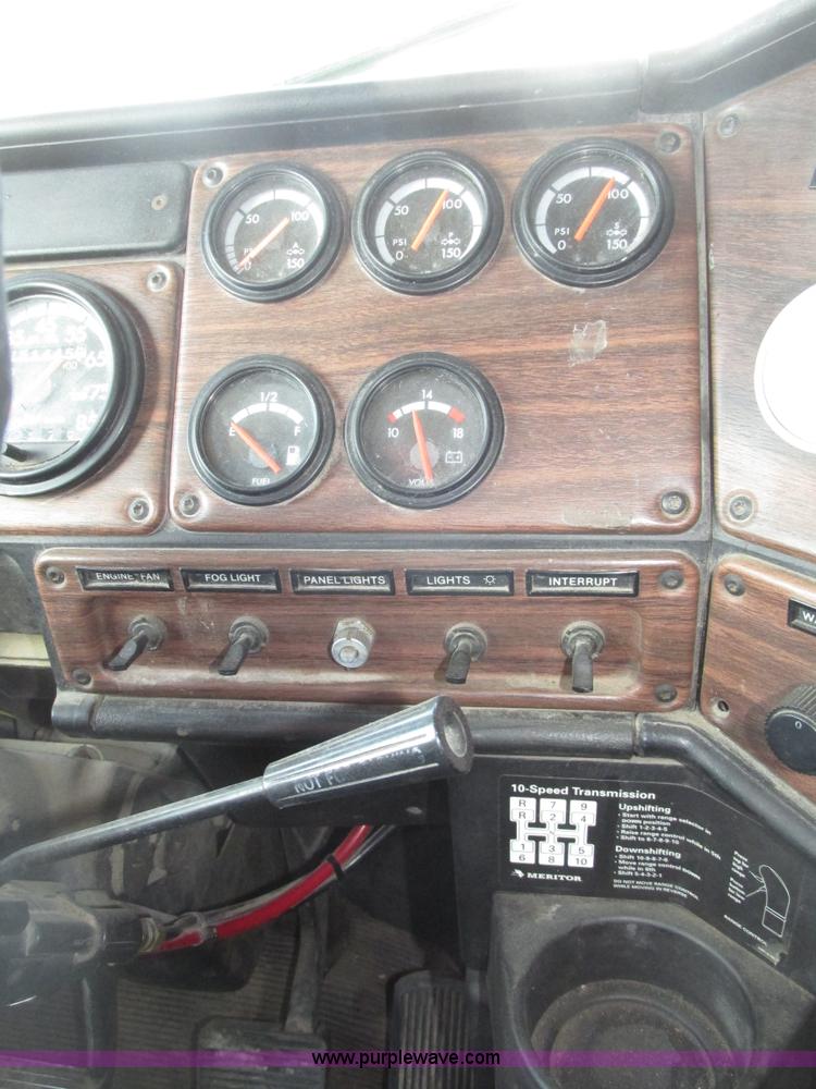 image for item G9877 2000 Freightliner FLD dump truck