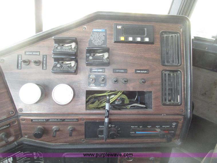 image for item G9877 2000 Freightliner FLD dump truck