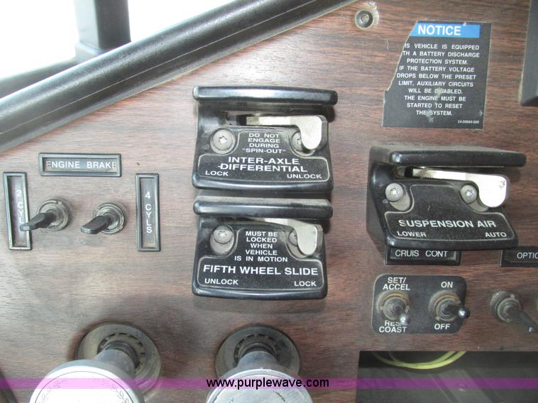 image for item G9877 2000 Freightliner FLD dump truck