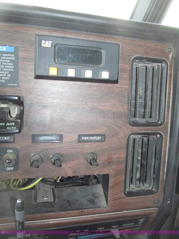 image for item G9877 2000 Freightliner FLD dump truck