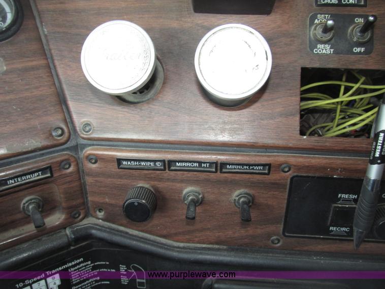 image for item G9877 2000 Freightliner FLD dump truck