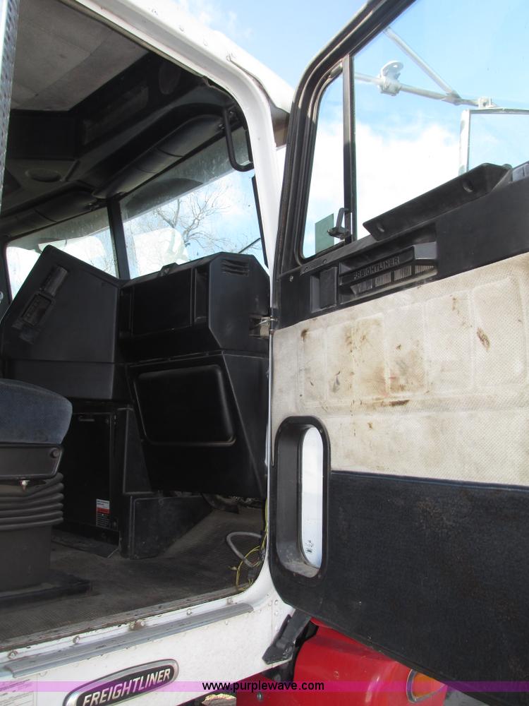 image for item G9877 2000 Freightliner FLD dump truck