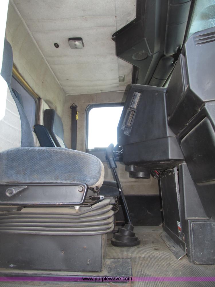 image for item G9877 2000 Freightliner FLD dump truck