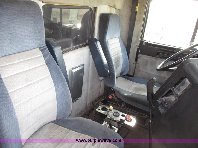 image for item G9877 2000 Freightliner FLD dump truck