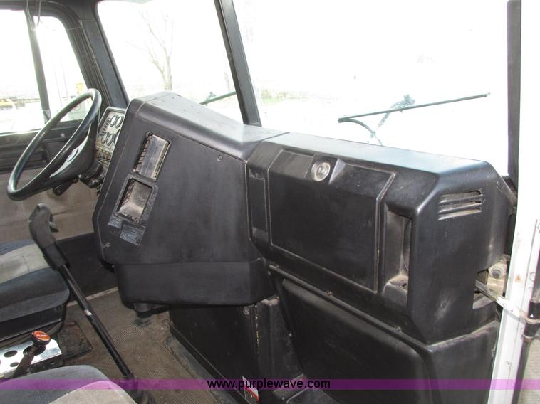 image for item G9877 2000 Freightliner FLD dump truck