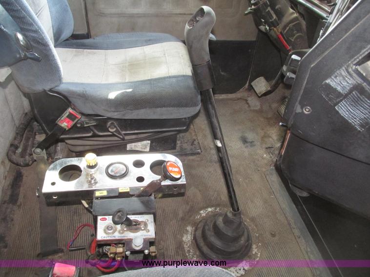 image for item G9877 2000 Freightliner FLD dump truck