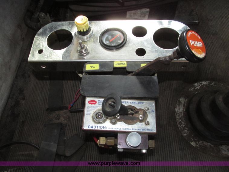 image for item G9877 2000 Freightliner FLD dump truck