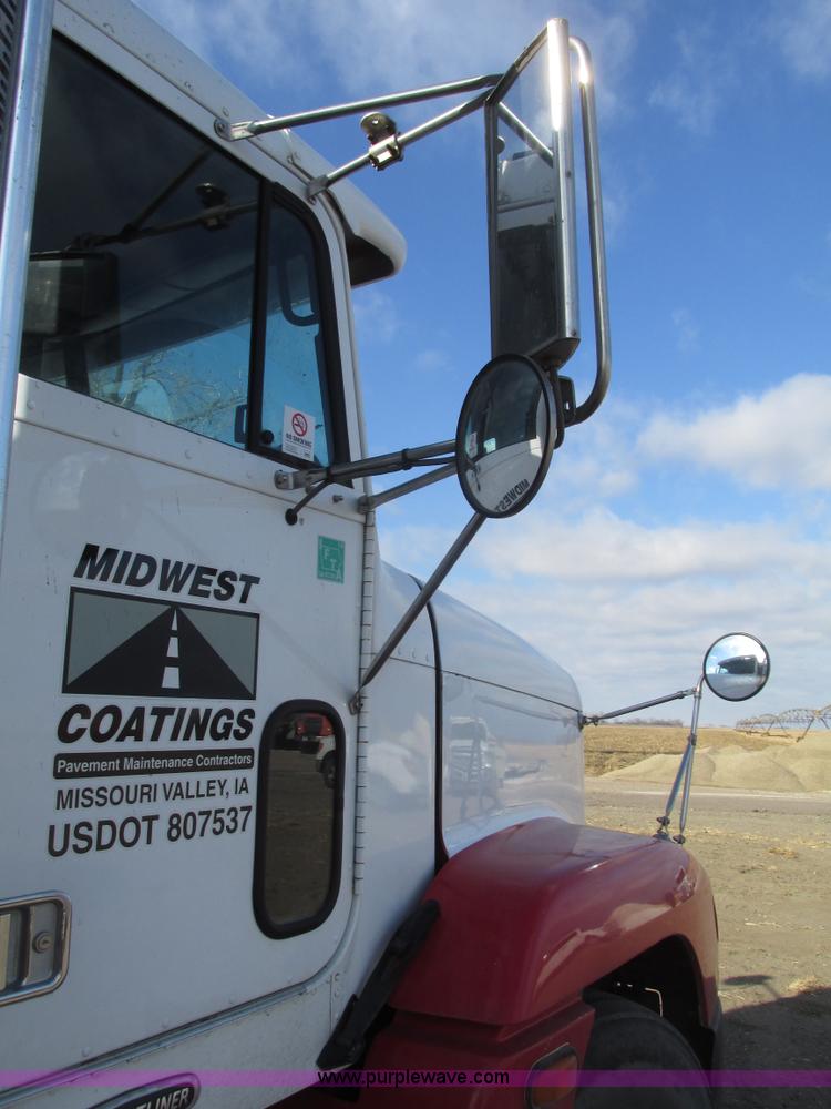 image for item G9877 2000 Freightliner FLD dump truck