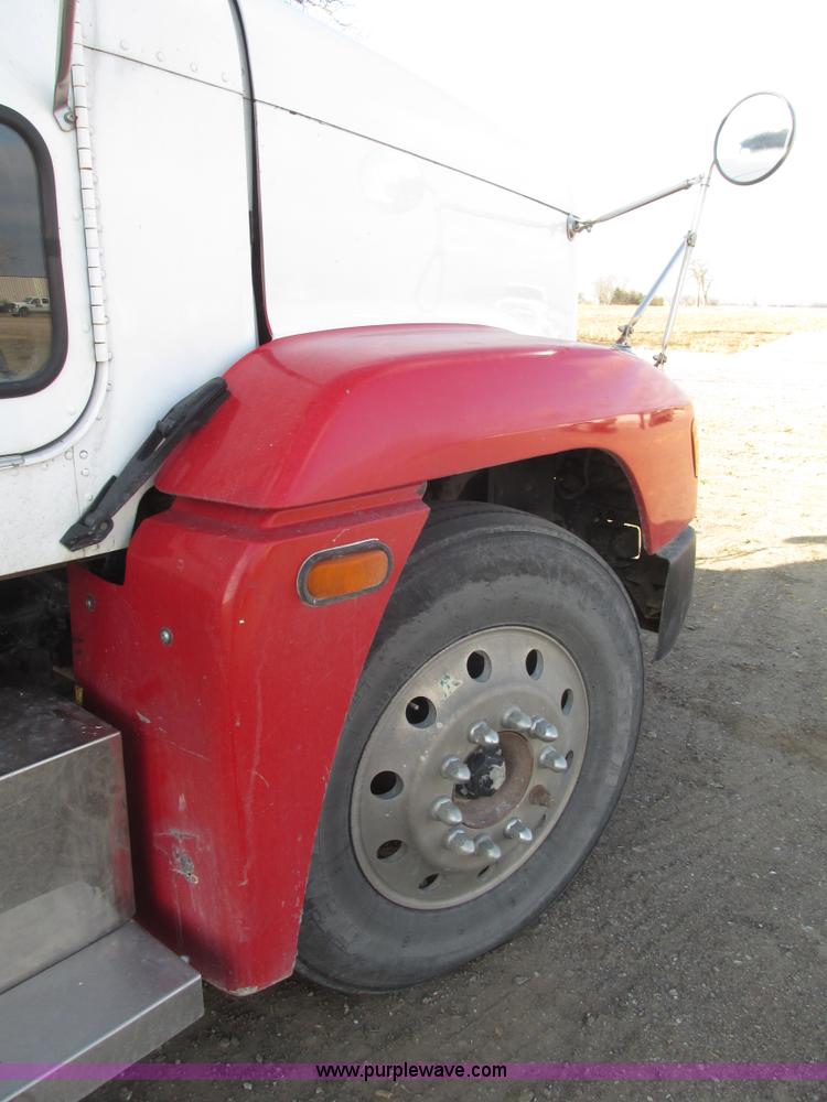 image for item G9877 2000 Freightliner FLD dump truck