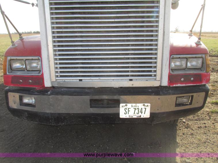 image for item G9877 2000 Freightliner FLD dump truck