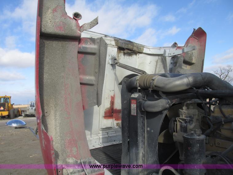 image for item G9877 2000 Freightliner FLD dump truck