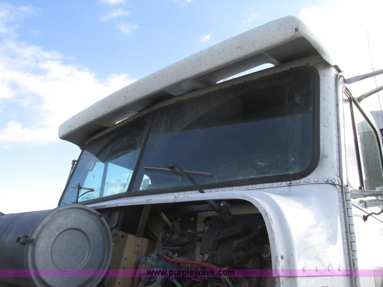 image for item G9877 2000 Freightliner FLD dump truck