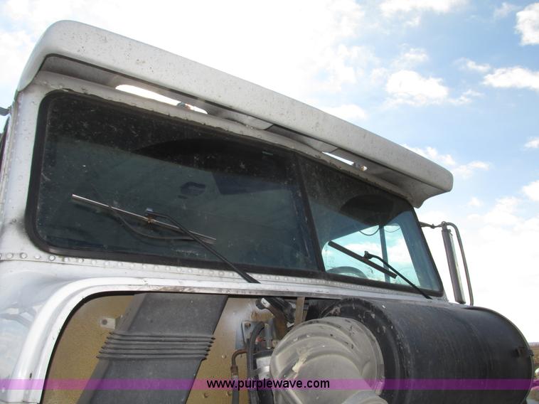 image for item G9877 2000 Freightliner FLD dump truck