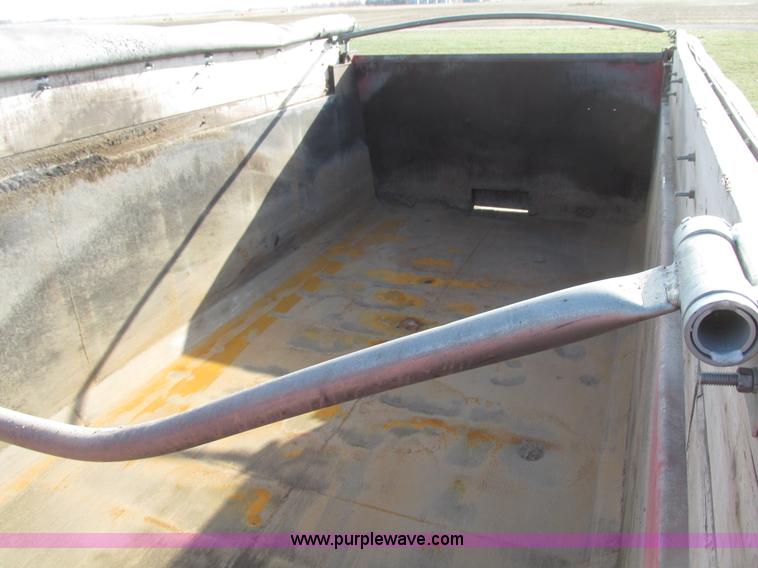 image for item G9877 2000 Freightliner FLD dump truck