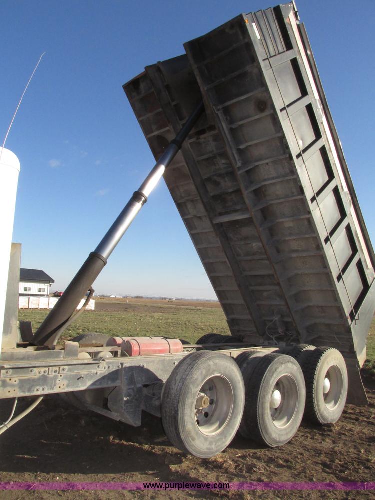 image for item G9877 2000 Freightliner FLD dump truck