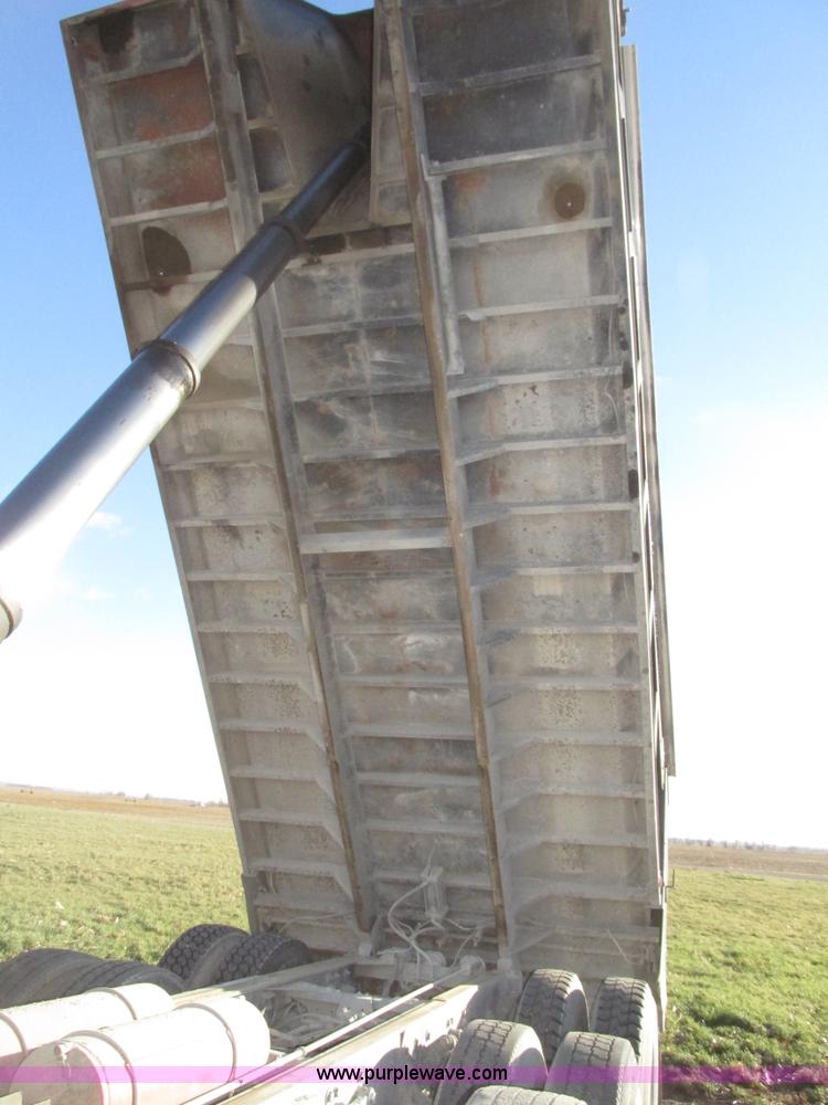 image for item G9877 2000 Freightliner FLD dump truck