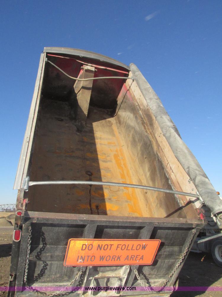 image for item G9877 2000 Freightliner FLD dump truck