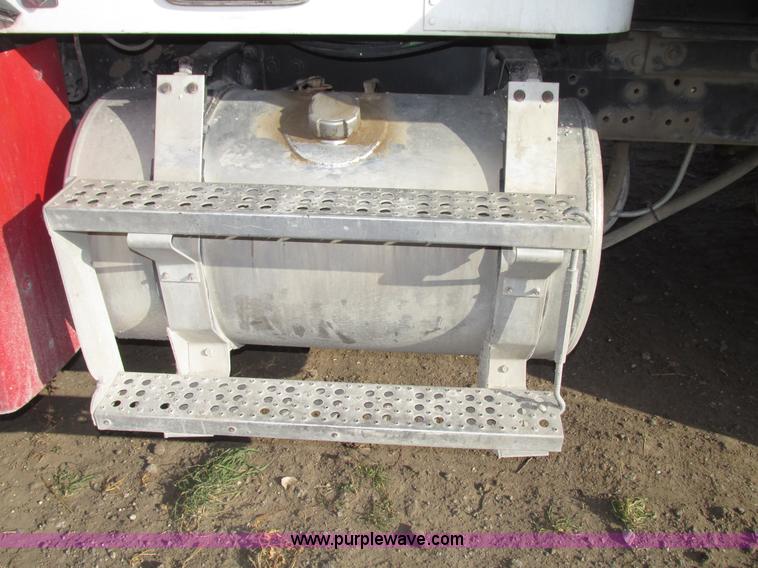 image for item G9877 2000 Freightliner FLD dump truck