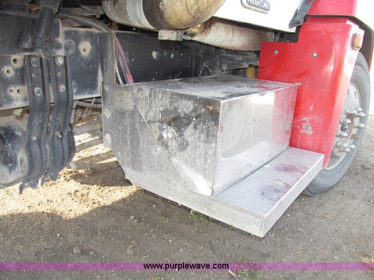 image for item G9877 2000 Freightliner FLD dump truck