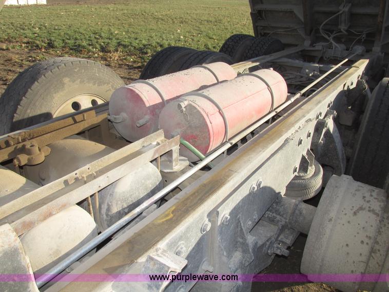 image for item G9877 2000 Freightliner FLD dump truck