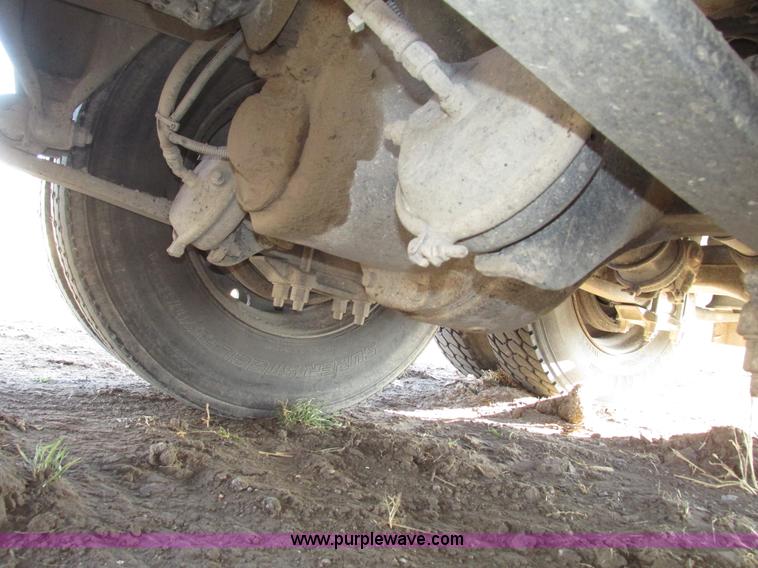 image for item G9877 2000 Freightliner FLD dump truck