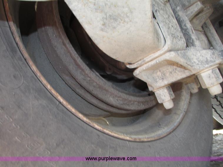 image for item G9877 2000 Freightliner FLD dump truck