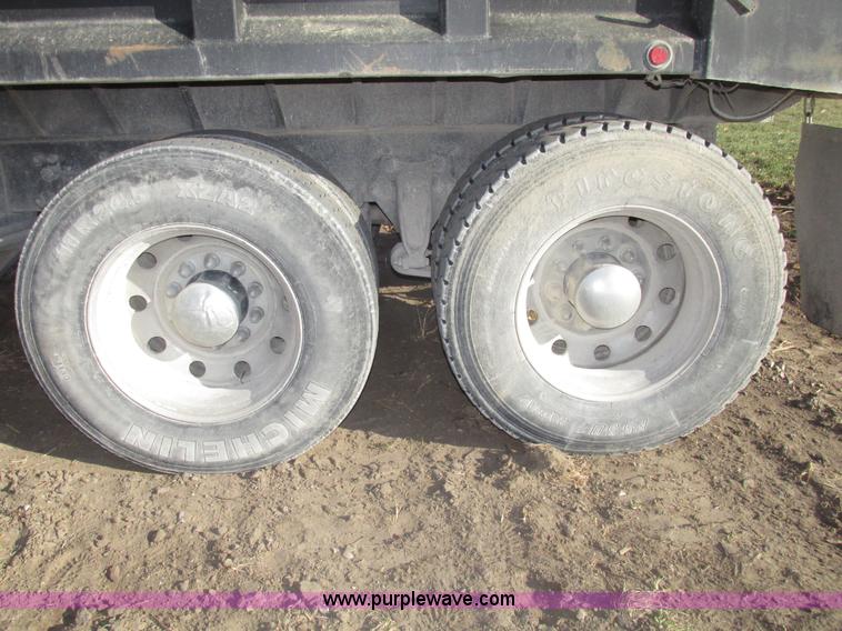 image for item G9877 2000 Freightliner FLD dump truck