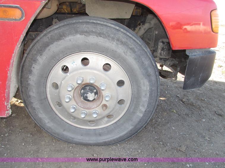 image for item G9877 2000 Freightliner FLD dump truck