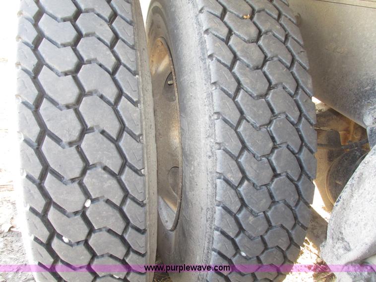 image for item G9877 2000 Freightliner FLD dump truck