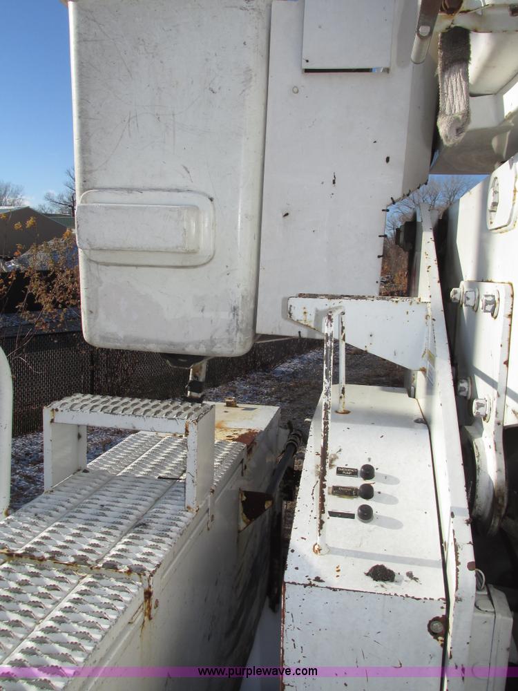 image for item G9890 2003 Terex Telelect Hi Ranger 460M truck boom