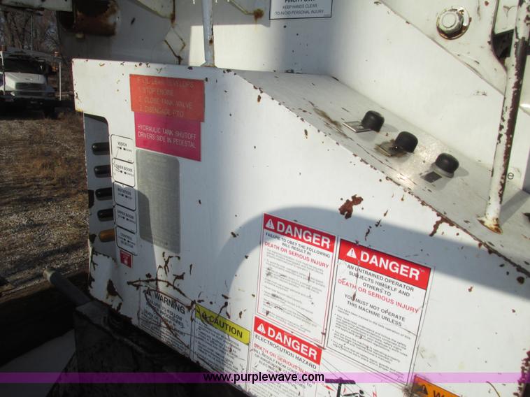 image for item G9890 2003 Terex Telelect Hi Ranger 460M truck boom