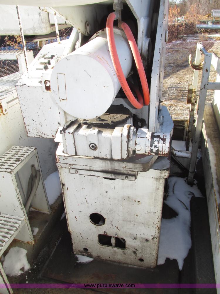 image for item G9890 2003 Terex Telelect Hi Ranger 460M truck boom