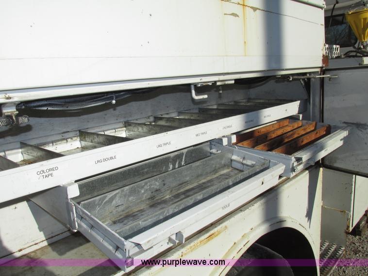 image for item G9890 2003 Terex Telelect Hi Ranger 460M truck boom