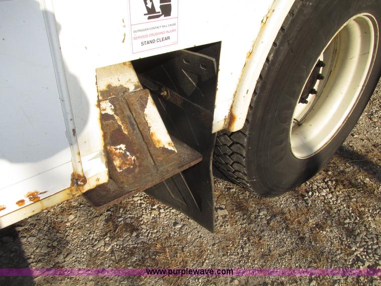 image for item G9890 2003 Terex Telelect Hi Ranger 460M truck boom