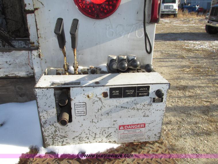 image for item G9890 2003 Terex Telelect Hi Ranger 460M truck boom