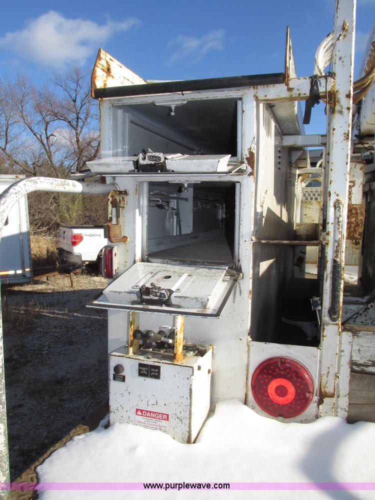 image for item G9890 2003 Terex Telelect Hi Ranger 460M truck boom