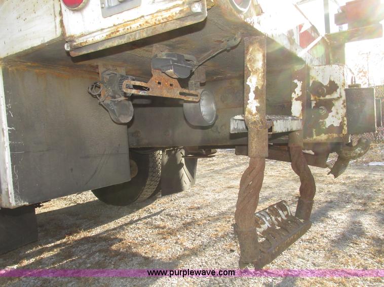 image for item G9890 2003 Terex Telelect Hi Ranger 460M truck boom