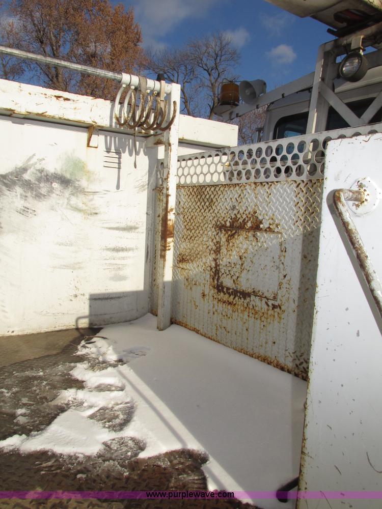 image for item G9890 2003 Terex Telelect Hi Ranger 460M truck boom