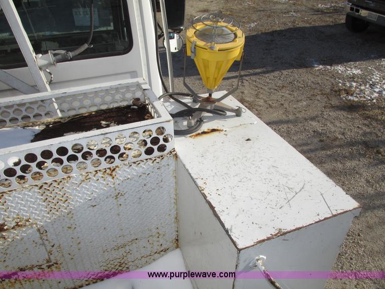 image for item G9890 2003 Terex Telelect Hi Ranger 460M truck boom