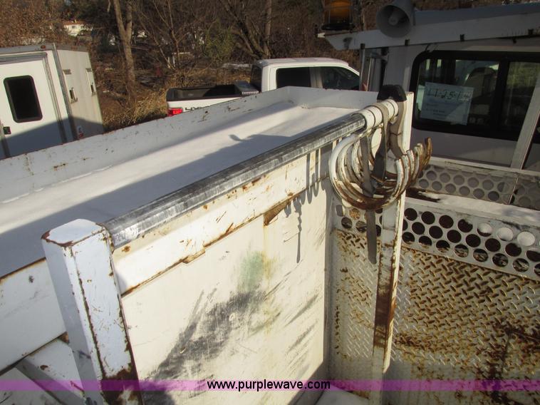 image for item G9890 2003 Terex Telelect Hi Ranger 460M truck boom