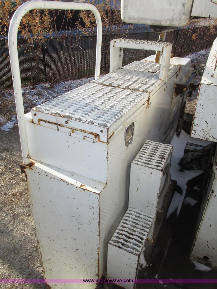 image for item G9890 2003 Terex Telelect Hi Ranger 460M truck boom