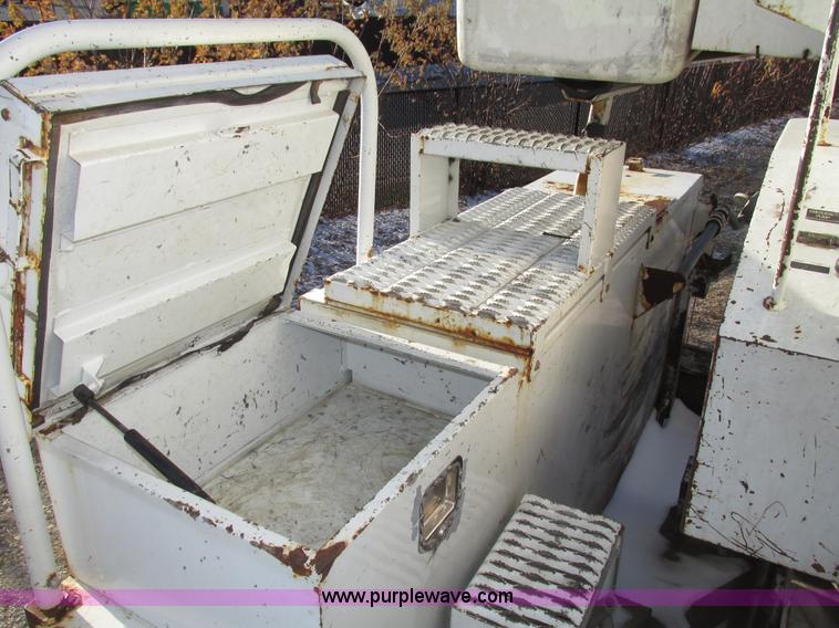 image for item G9890 2003 Terex Telelect Hi Ranger 460M truck boom