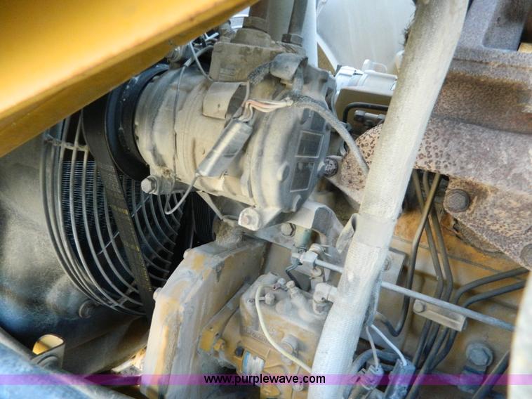 image for item H2358 2002 John Deere 410G backhoe