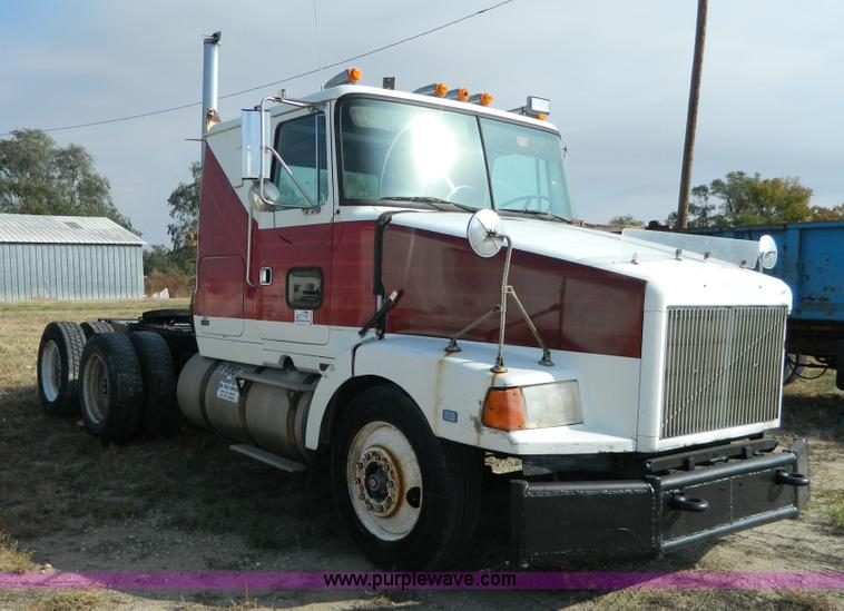 image for item H2363 1989 Volvo WIA semi truck